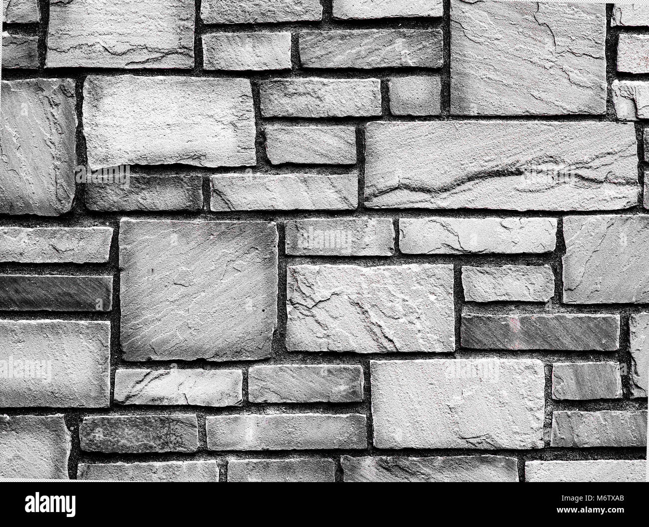 Noir et blanc, le vieux mur de brique pavée de texture rugueuse. Old weathered authentique, et rugueux texture mur de briques avec des briques de différentes tailles. Banque D'Images
