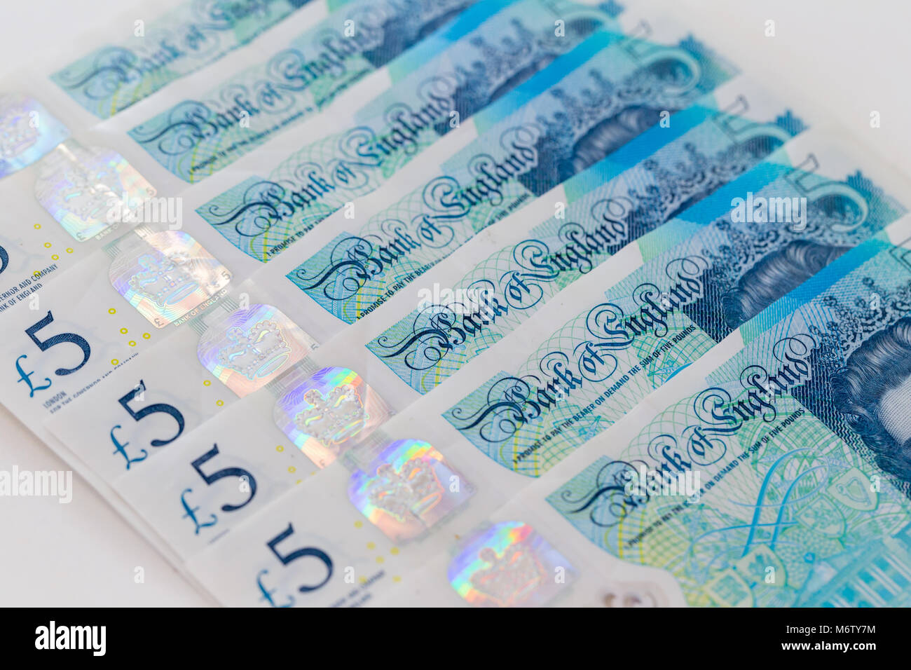 Arrière-plan de cinq UK Pound sterling billets, disposés dans une rangée Banque D'Images