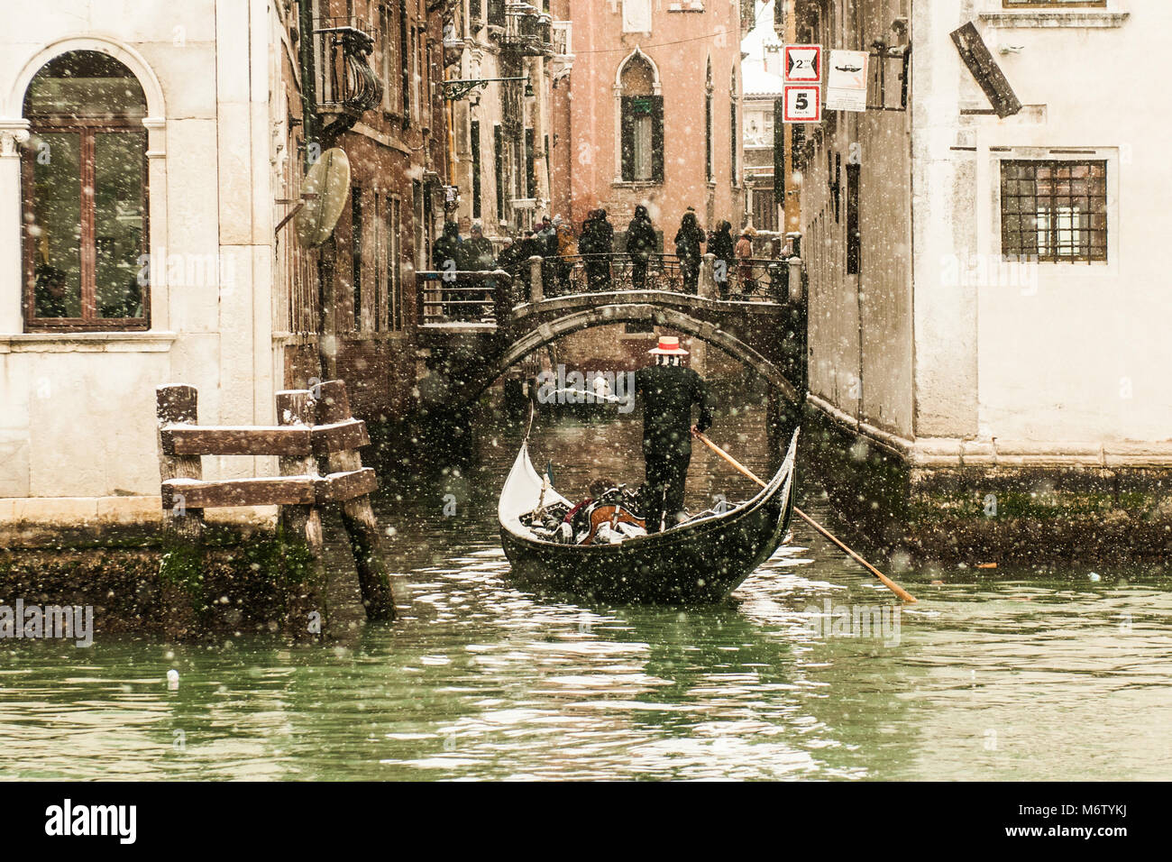 Venise, Italie - 28 FÉVRIER/01 MARS 2018 UN gondoler voiles d'un petit canal durant une chute de neige à Venise, Italie. Un souffle de temps de gel appelé la "bête de l'Est" s'est répandue dans presque toute l'Europe dans le milieu de l'hiver de 2018, à Venise et une chute de neige a recouvert la ville de blanc, ce qui en fait des citoyens la poétique et fascinante et touristes. © Simone Padovani / éveil Banque D'Images