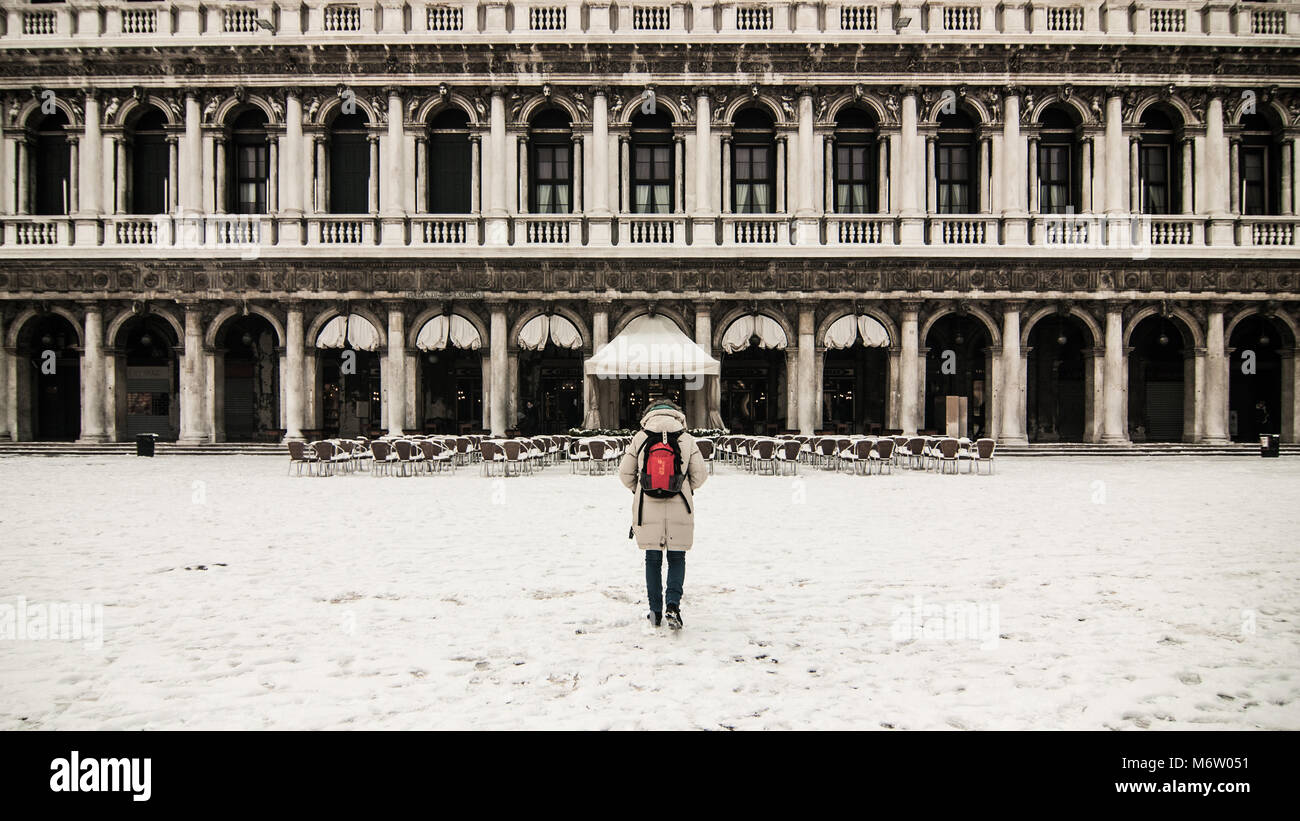 Venise, Italie - 28 FÉVRIER/01 Mars 2018 Une femme regarde Procuratie Nuove en place Saint Marc durant une chute de neige à Venise, Italie. Un souffle de temps de gel appelé la "bête de l'Est" s'est répandue dans presque toute l'Europe dans le milieu de l'hiver de 2018, à Venise et une chute de neige a recouvert la ville de blanc, ce qui en fait des citoyens la poétique et fascinante et touristes. © Simone Padovani / éveil Banque D'Images