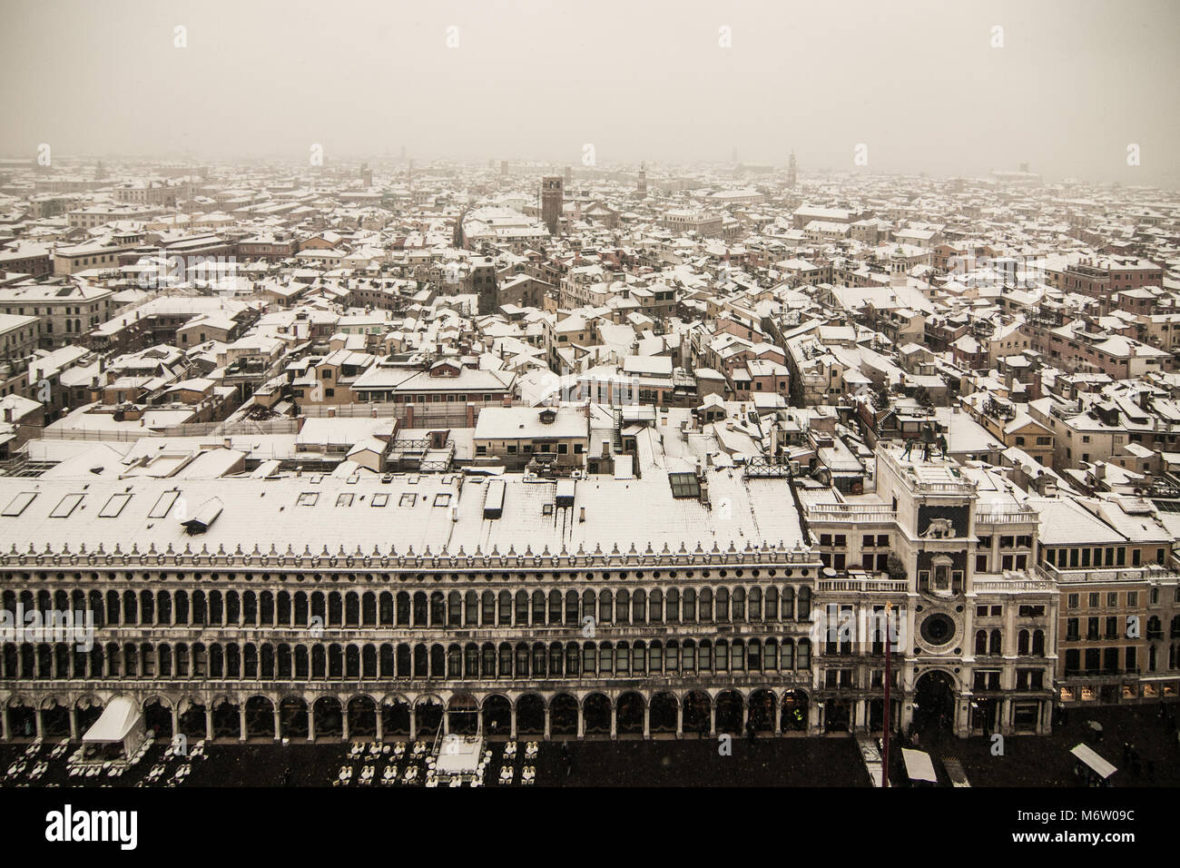 Venise, Italie - 28 FÉVRIER/01 MARS 2018 La neige a couvert les toits de Venise, Italie. Un souffle de temps de gel appelé la "bête de l'Est" s'est répandue dans presque toute l'Europe dans le milieu de l'hiver de 2018, à Venise et une chute de neige a recouvert la ville de blanc, ce qui en fait des citoyens la poétique et fascinante et touristes. © Simone Padovani / éveil Banque D'Images