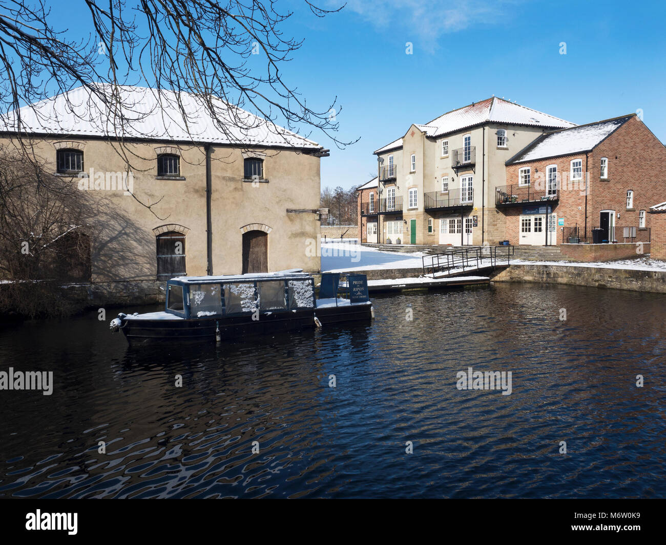 15-04 au bassin du canal en hiver Ripon North Yorkshire Angleterre Banque D'Images