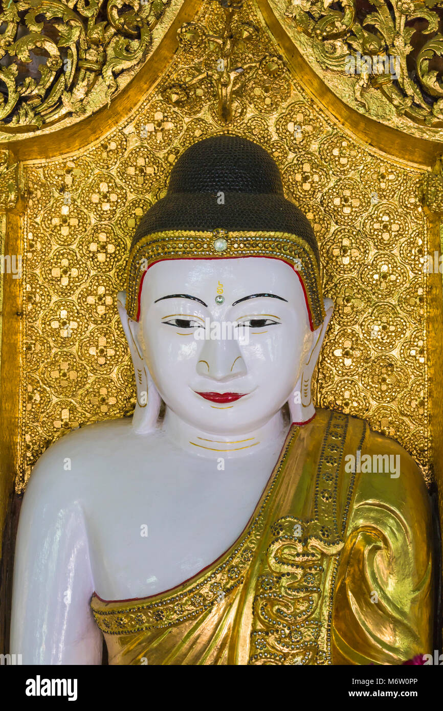 Statue de Bouddha à Umin Thounzeh sur la colline de Sagaing, près de Mandalay, Myanmar (Birmanie), l'Asie en février Banque D'Images