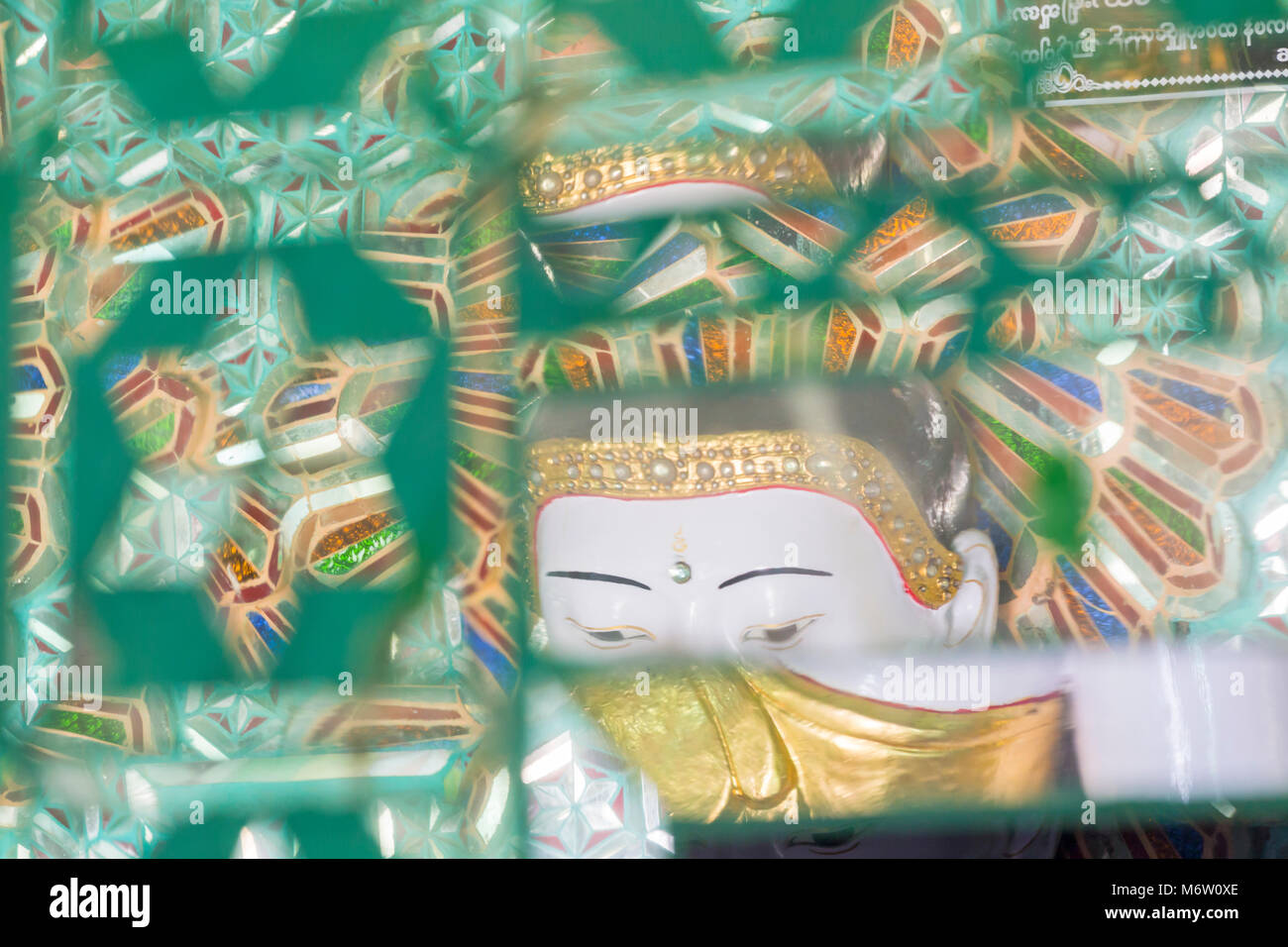 Résumé réflexions de Bouddha Statue en miroir à Umin Thounzeh sur la colline de Sagaing, près de Mandalay, Myanmar (Birmanie), l'Asie en février Banque D'Images