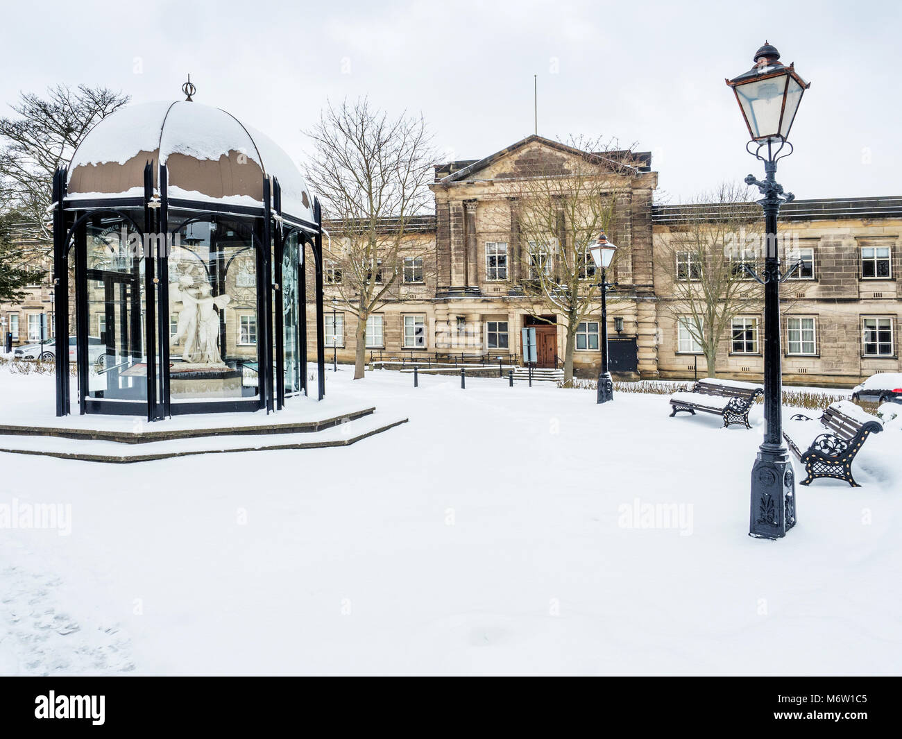 La neige a couvert Crescent Gardens et les bureaux du Conseil à la Harrogate North Yorkshire Angleterre Banque D'Images