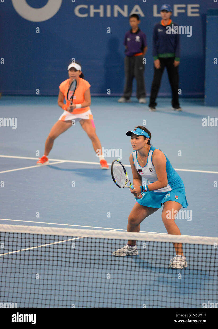 Latisha Chan Yung jan de Taipei plus près de la caméra et Zheng Jie de Chine dans leur match de double à l'Open de Chine à Beijing, octobre 2013 Banque D'Images