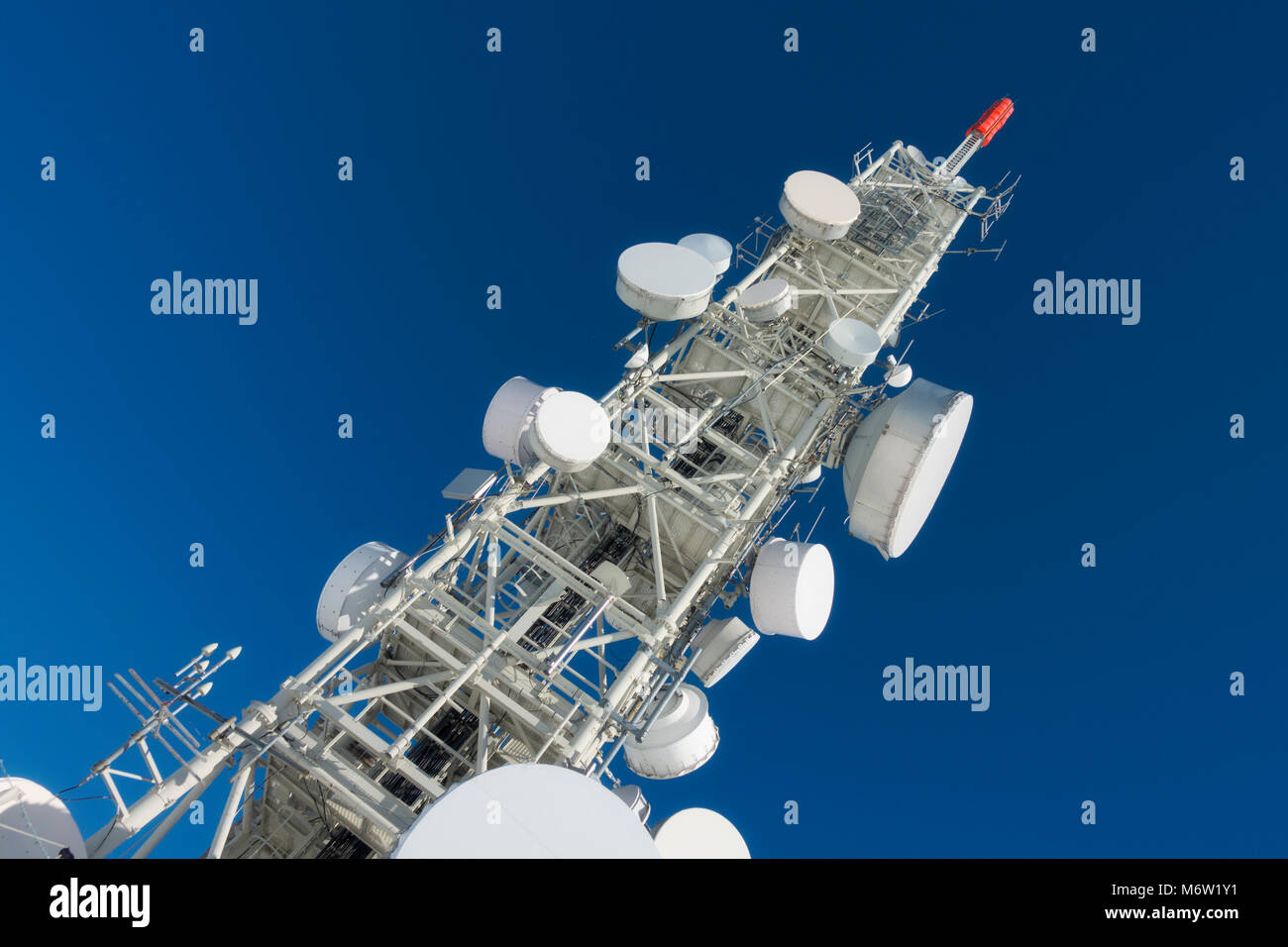 Tour de télécommunication avec des antennes paraboliques Banque D'Images