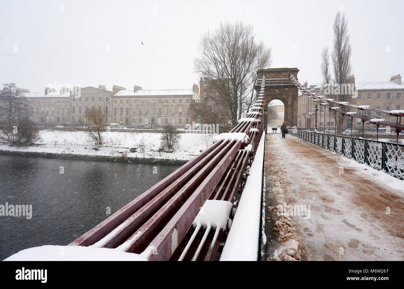 South Portland Street pont suspendu au-dessus de la rivière Clyde couvertes de neige à la suite de la "bête de l'Est' tempête, Glasgow, Ecosse. Banque D'Images