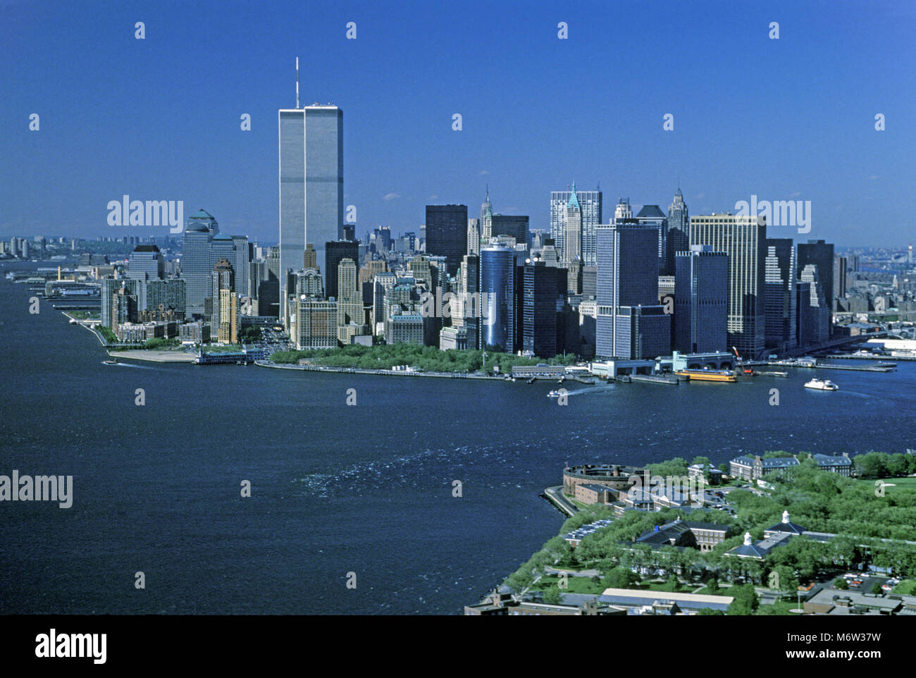 1995 TWIN TOWERS AÉRIENNES HISTORIQUES (©MINORU YAMASAKI 1973) LE CENTRE-VILLE DE LA BAIE D'HUDSON MANHATTAN NEW YORK USA Banque D'Images