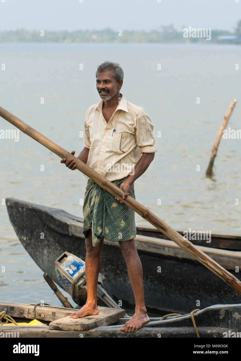 Homme de mer portant lungi à Cochin, Kerala, Inde Banque D'Images