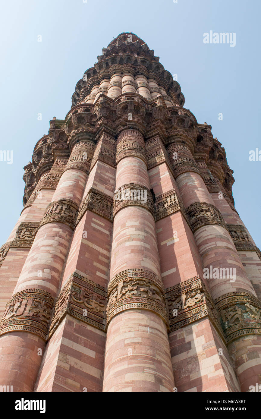 Le minaret de briques le plus haut au monde, Qutub (Qutb) Minar, au complexe Qutb à New Delhi, en Inde Banque D'Images