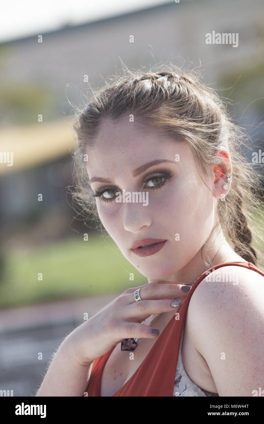 Piscine close up portrait d'une jeune femme avec des yeux maquillage et une tresse Banque D'Images