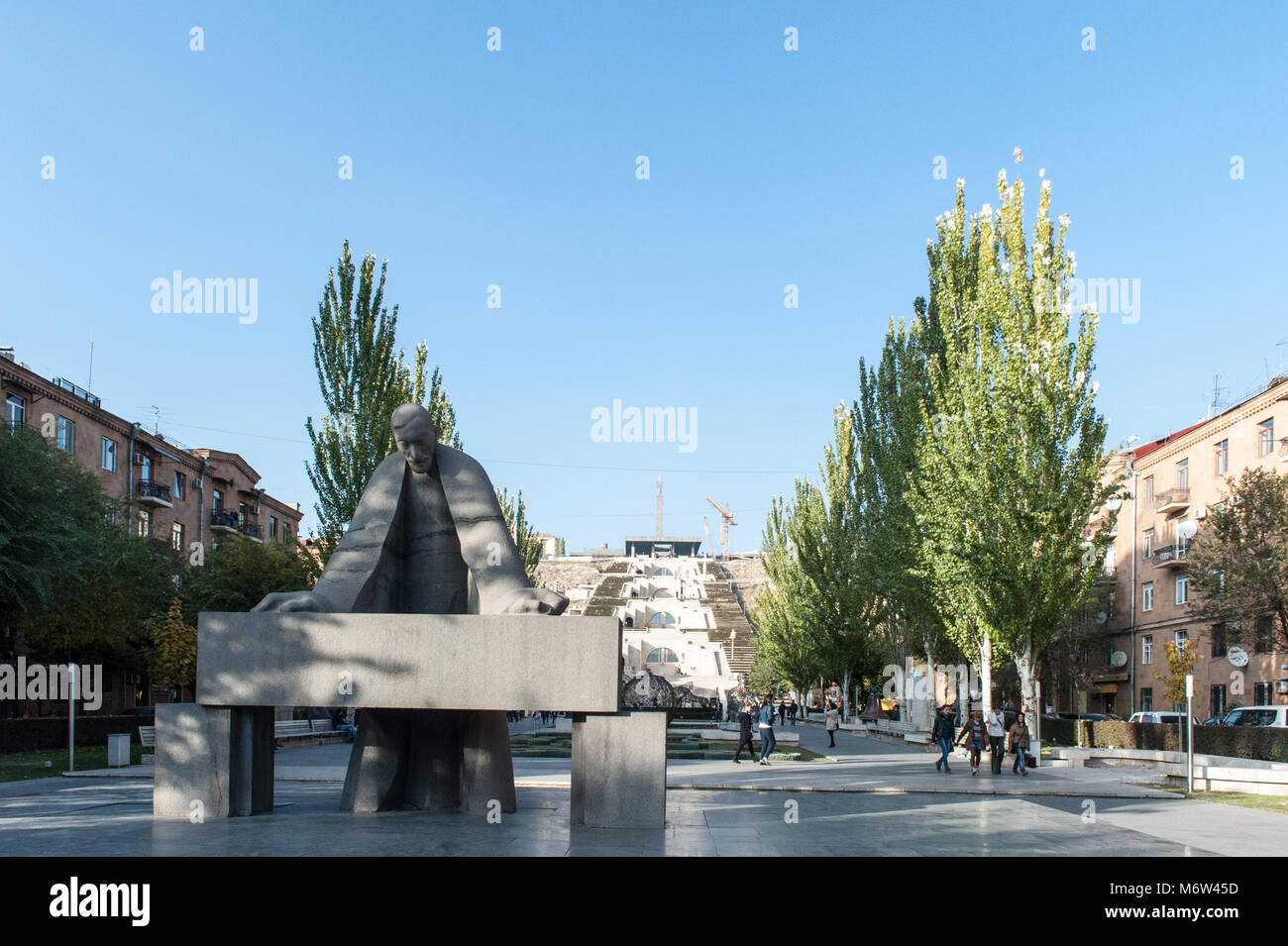 La sculpture de l'architecte Alexandre Tamanian en face de la Cafesjian Center for the Arts art museum à Erevan, Arménie. Banque D'Images