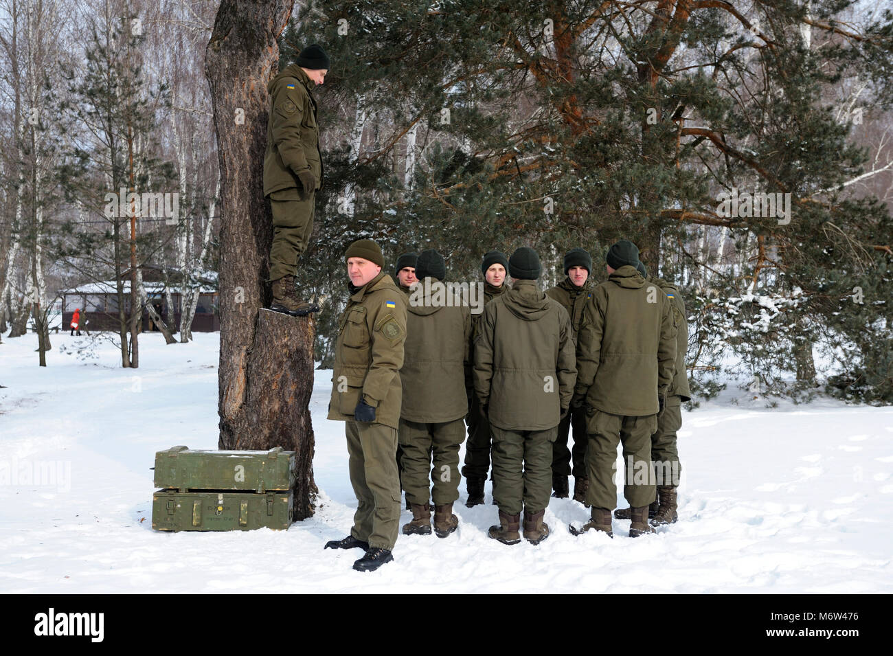 Exercice de renforcement de l'équipe faisant par soldats ukrainiens. Le 1 février 2018. La gamme militaire, Novo-Petrivtsi, Ukraine Banque D'Images