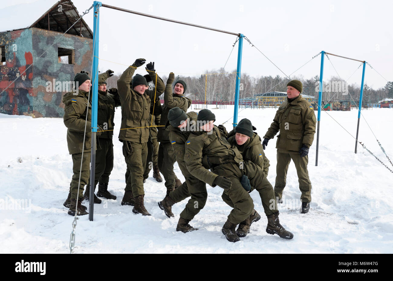 Exercice de renforcement de l'équipe faisant par soldats ukrainiens. Le 1 février 2018. La gamme militaire, Novo-Petrivtsi, Ukraine Banque D'Images