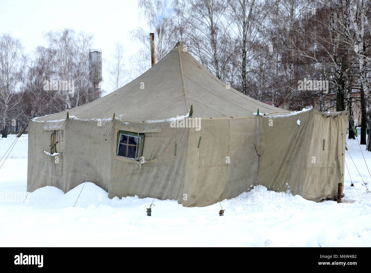 Tente de toile militaire situé sur un champ de tir pour les soldats ukrainiens.Février 1, 2018. Gamme militaire dans Novo-Petrivtsi, Ukraine Banque D'Images