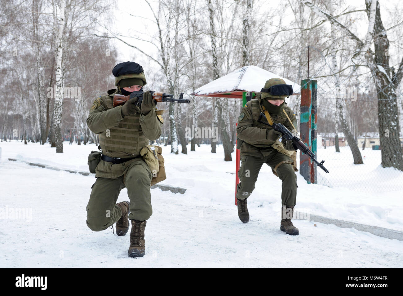 Les soldats ukrainiens (grève) des forces canadiennes a pris position garde barrière. Le 1 février 2018. Gamme militaire dans Novo-Petr Banque D'Images