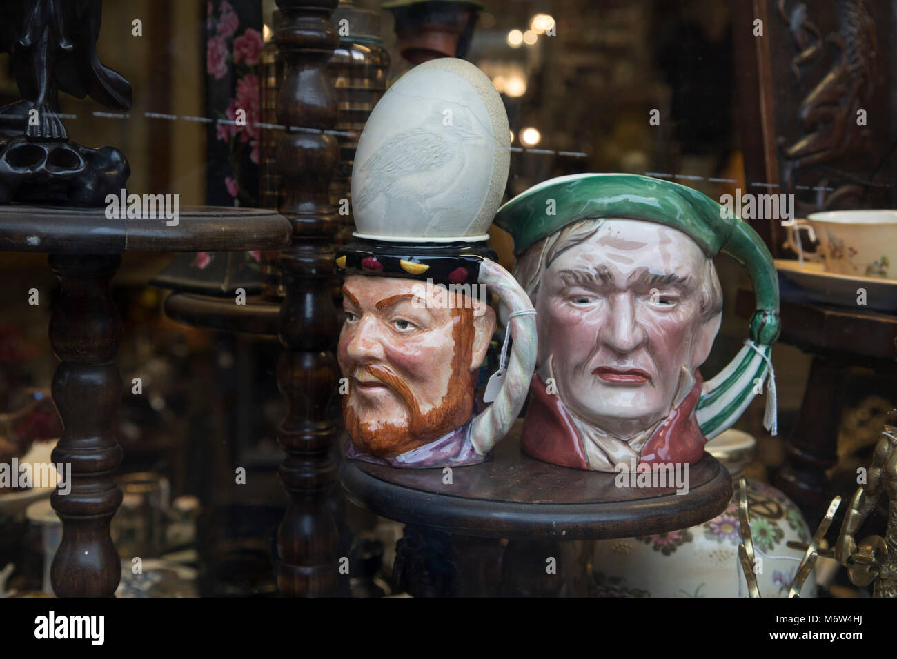 Toby à dans une boutique de Lichfield, Angleterre, Royaume-Uni. Un Toby Jug, aussi parfois appelé un Fillpot ou Philpot, est une cruche poterie sous la forme d'une personne assise, ou la tête d'une personne reconnaissable, souvent un roi anglais. En règle générale, le personnage assis est un homme jovial, portant des vêtements du 18e siècle. Banque D'Images