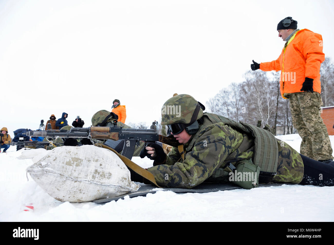 Les conscrits de l'Ukraine a pris position sur la plage de prise de vue portant sur les tapis. Le 1 février 2018. Gamme militaire dans Novo-Petrivtsi, Ukraine Banque D'Images