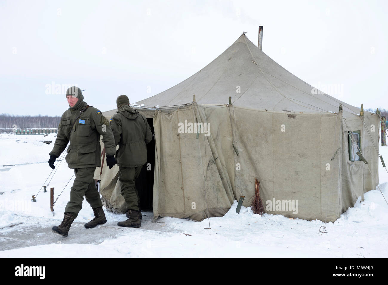 Tente de toile militaire situé sur un champ de tir pour les soldats ukrainiens.Février 1, 2018. Gamme militaire dans Novo-Petrivtsi, Ukraine Banque D'Images