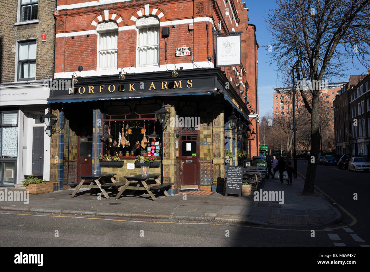 Norfolk Arms pub à Londres, Angleterre, Royaume-Uni. (Photo par Mike Kemp/en images via Getty Images) Banque D'Images