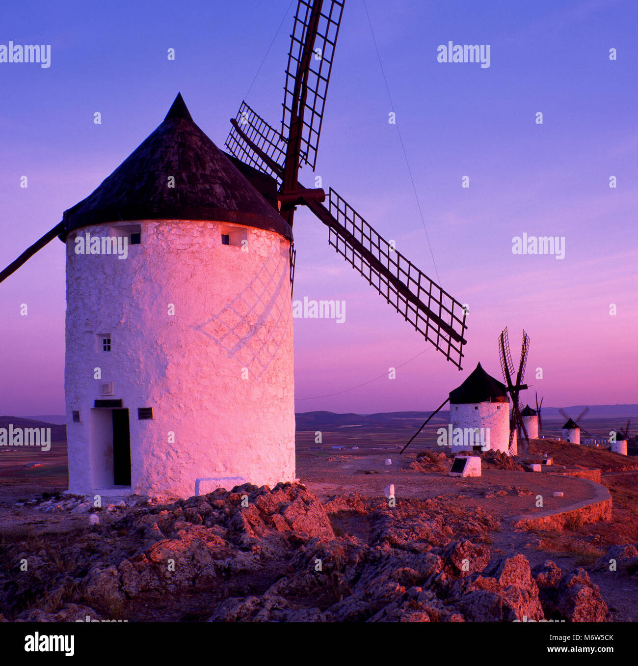 Les moulins à vent au lever du soleil, Consuegra, Castille-la Manche, Espagne Banque D'Images