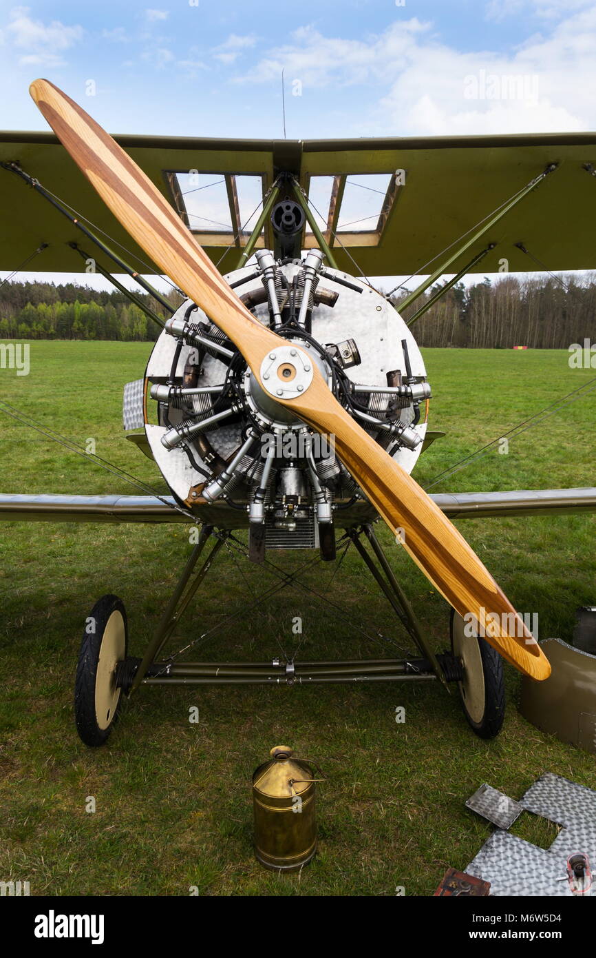 PLASY, RÉPUBLIQUE TCHÈQUE - 30 avril 2017 : l'avion biplan britannique de la Première Guerre mondiale Sopwith Strutter replica est sur Airport le 30 avril 2017 au P Banque D'Images