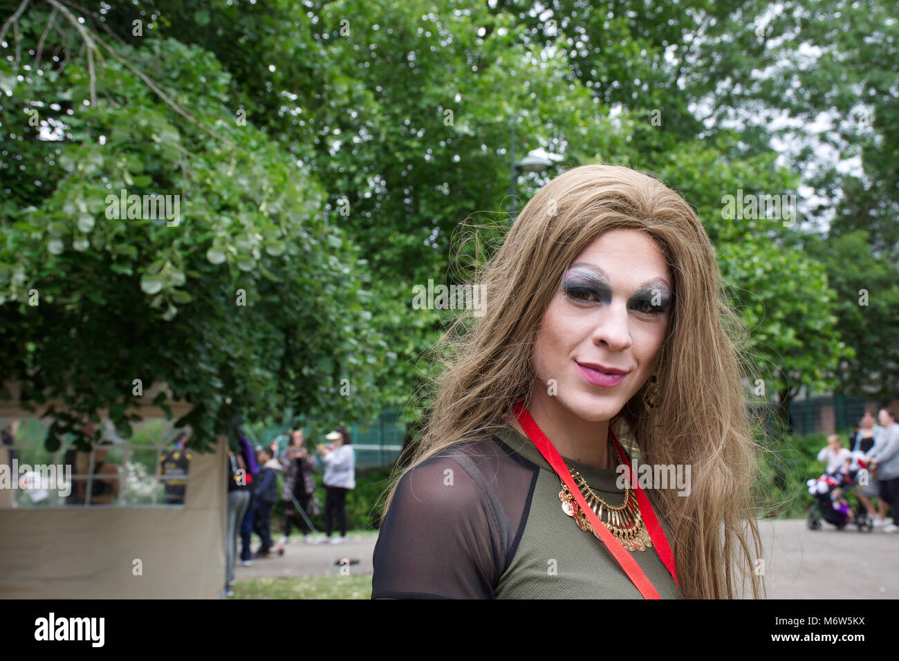 Briser les stéréotypes de genre masculin,UK,transgenres.LGBT Homme portant un miroir.fierté LGBT event,Stoke on Trent, Staffordshire, Royaume-Uni.24 juin 2017. Banque D'Images