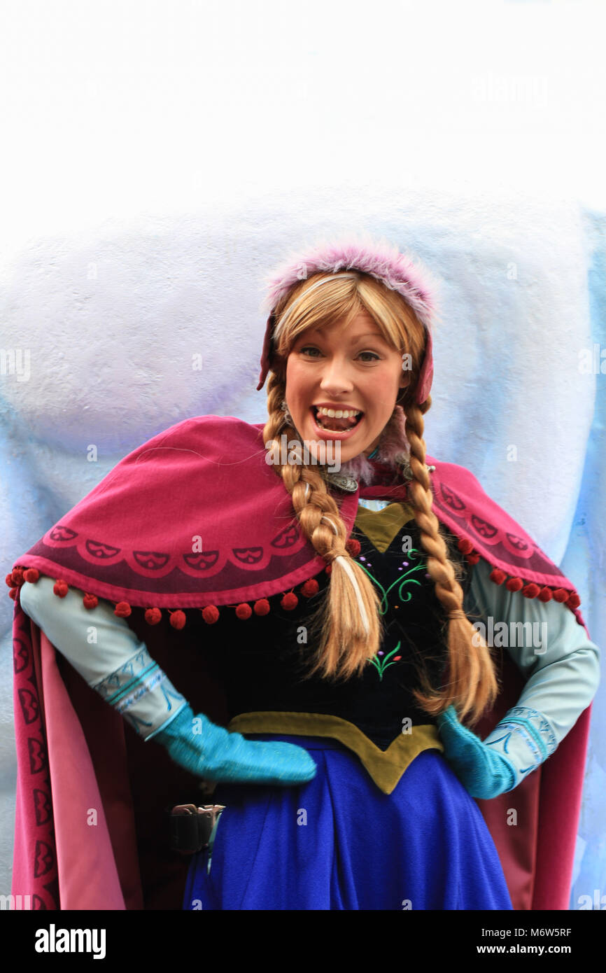 Un portrait de la princesse Anna De Arrendelle du film Figé lors de la Parade de Disneyland Paris, France. Banque D'Images