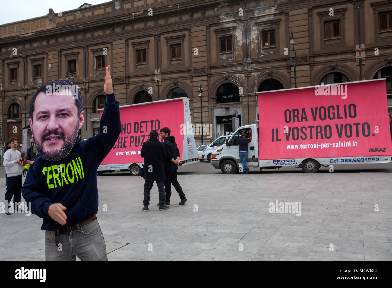 Un faux Matteo Salvini appelle à voter pour le "sud" à Palerme : Avaaz est le flash mob dans les élections du 4 mars 2018. Banque D'Images