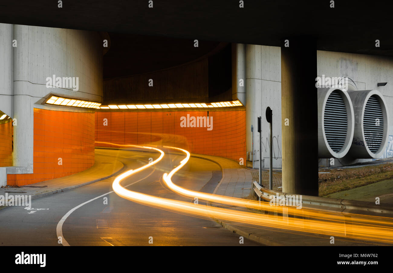 Projecteur floue est sorti du tunnel Banque D'Images