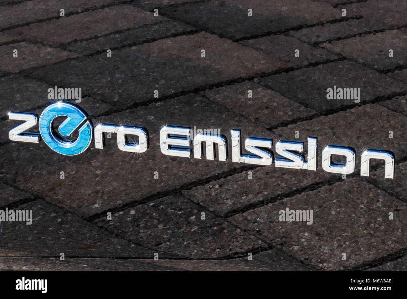 Indianapolis - Circa Mars 2018 : Logo et la signalisation d'un véhicule électrique zéro émission Nissan (EV). Nissan fait partie de l'Alliance RENAULT-NISSAN II Banque D'Images