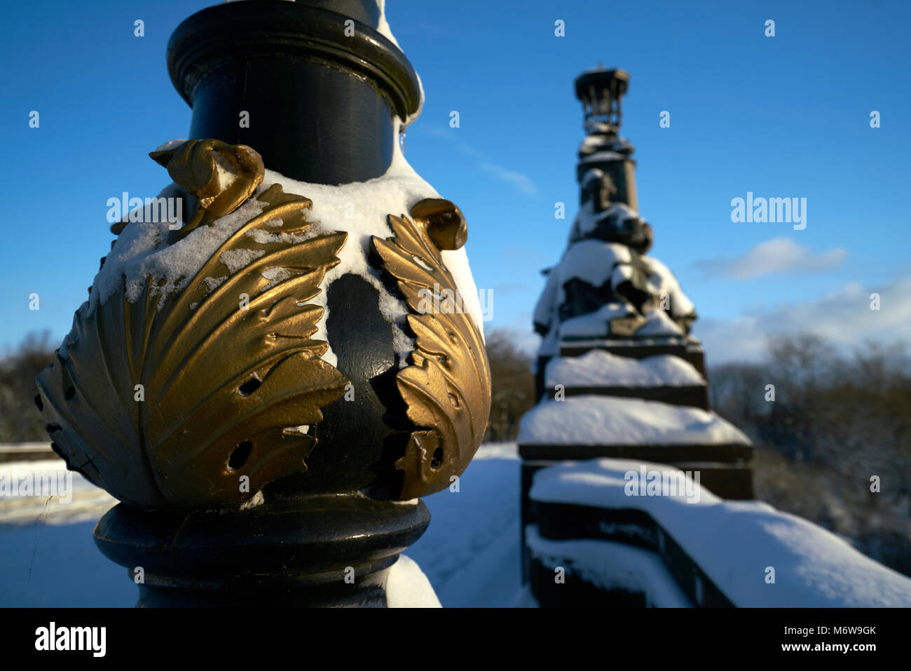 Sur le pont de manière Staues Kelvin, Glasgow, recouvert de neige sur une journée ensoleillée Banque D'Images