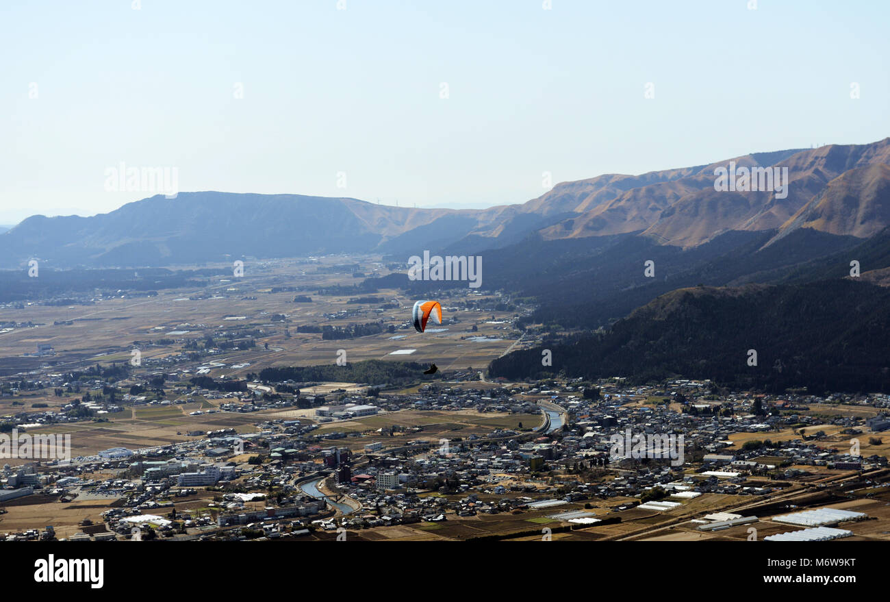 Parapente sur le cratère d'Aso à Kyushu, au Japon. Banque D'Images