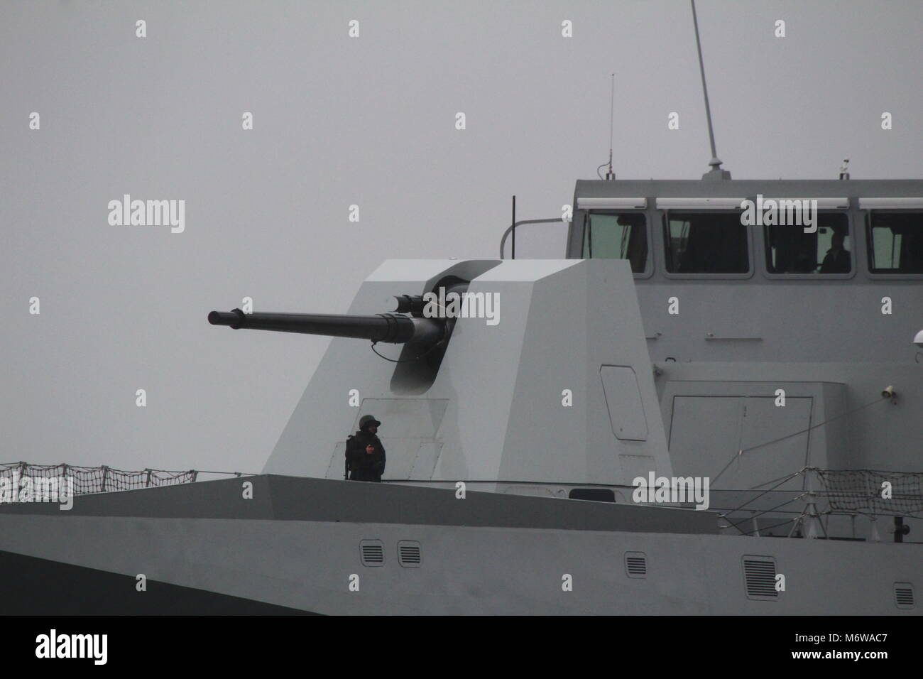 Un léger 127/64 Oto Melara (LW) canon naval, inscrit sur son Luigi Rizzo (F565), une frégate de classe Bergamimi exploités par la marine italienne. Banque D'Images