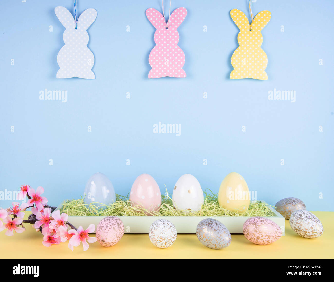 Composition pâques créatives avec des oeufs peints et lapin de Pâques. Banque D'Images