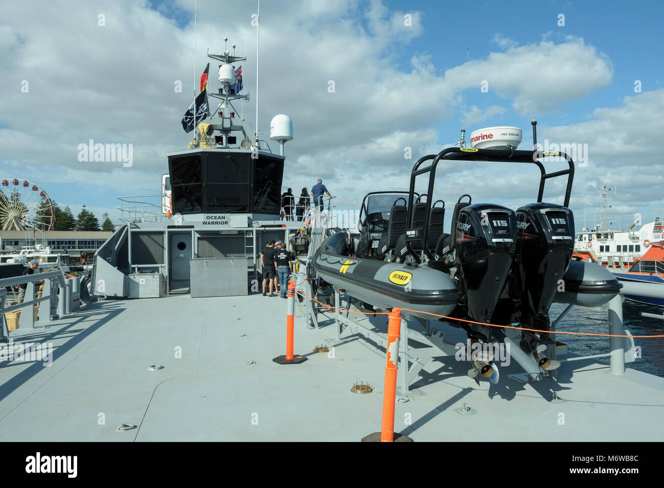 Pont et pont de la Sea Shepherd's fabriqué sur commande, le navire de patrouille à grande vitesse, le 'Ocean Warrior', avec 'gonflable' Humber voile fixé sur le pont Banque D'Images
