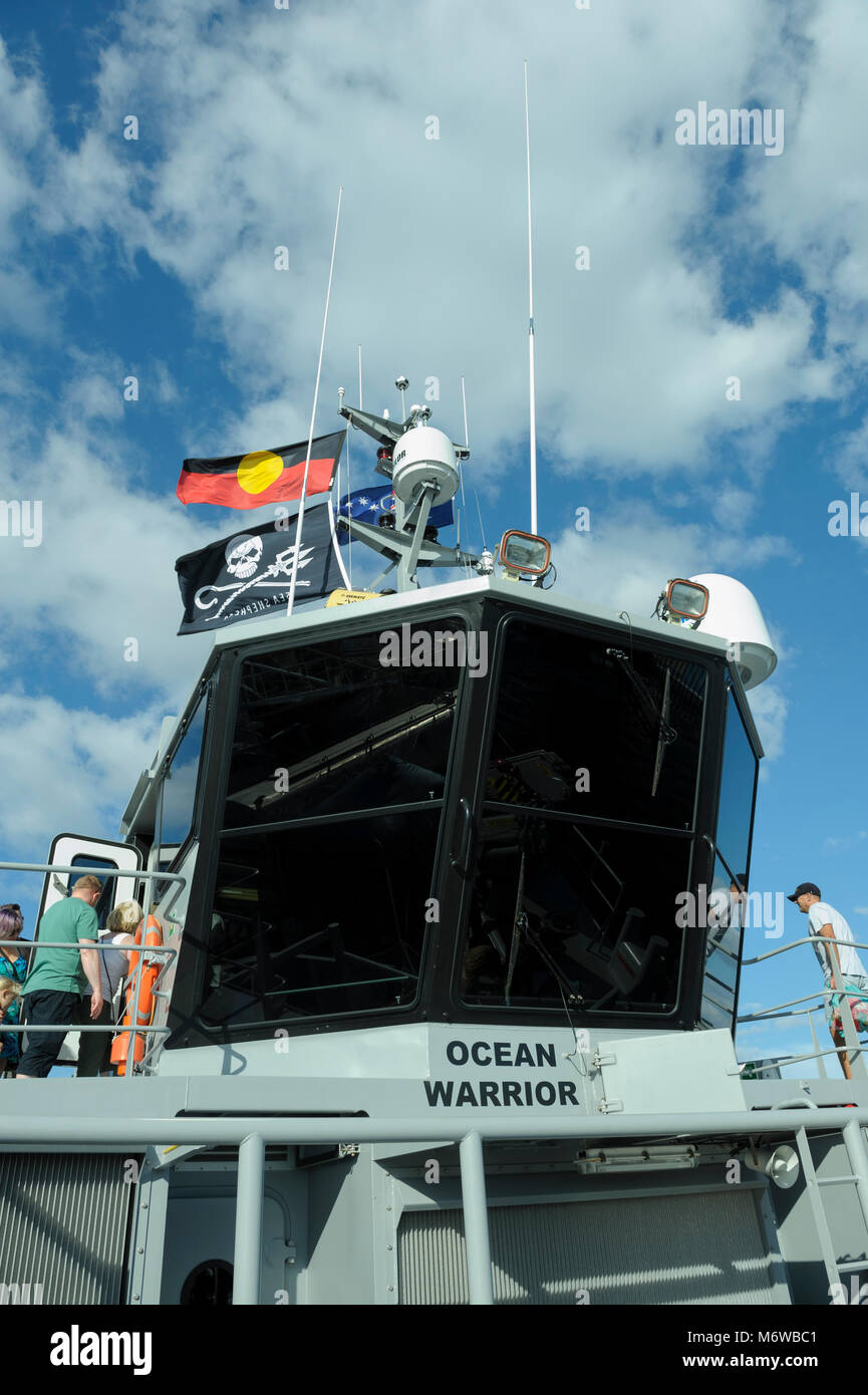 Pont de Sea Shepherd's fabriqué sur commande, le navire de patrouille à grande vitesse, le 'Ocean Warrior', battant à la fois la Sea Shepherd et le drapeau des Aborigènes d'Australie Banque D'Images