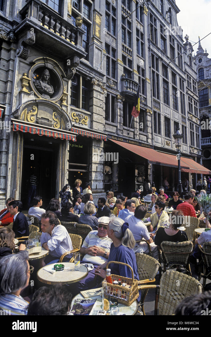 1994 TABLES DES CAFÉS BONDÉS HISTORIQUE GRAND PLACE BRUXELLES BELGIQUE Banque D'Images