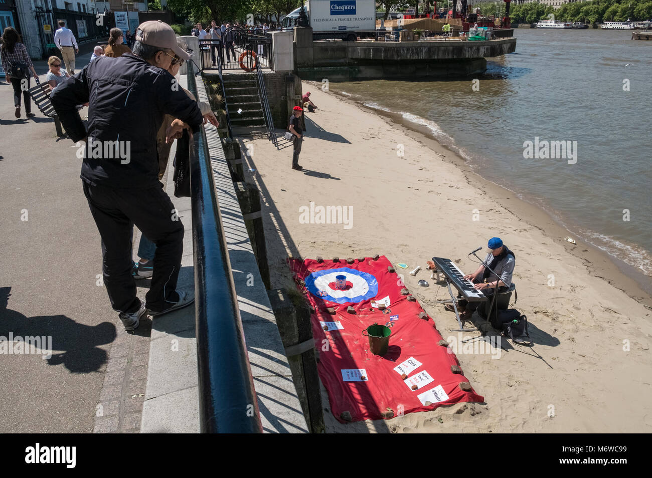 Homme jouant clavier pendant l'été sur 'Beach' à Gabriels Wharf le long de la Tamise, Londres, UK Banque D'Images