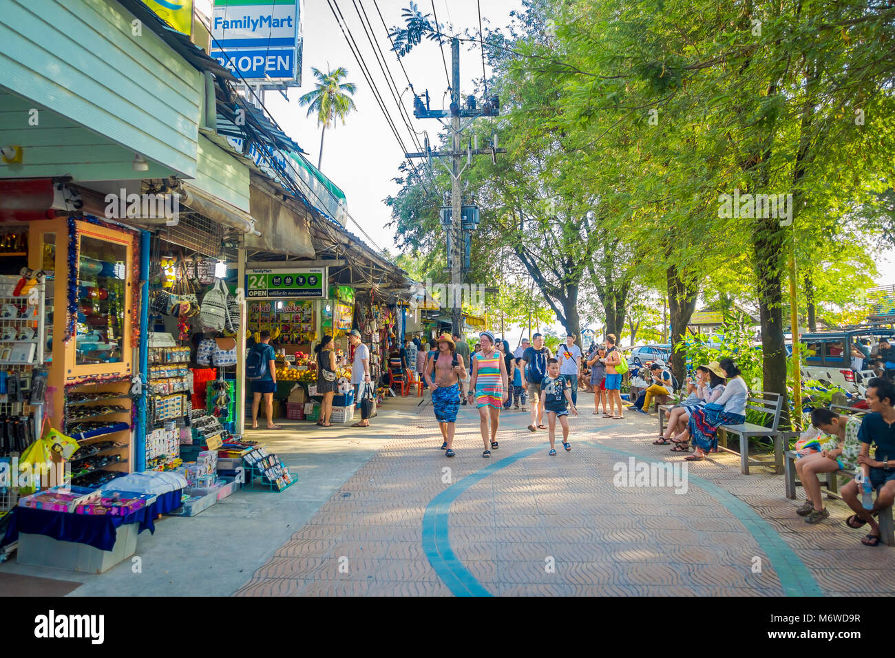 AO NANG, THAÏLANDE - Mars 05, 2018 : vue extérieure de balades touristiques dans les magasins locaux à Ao Nang Beach/marché. Ao Nang beach front market est l'un des spot réputé pour le shopping Banque D'Images