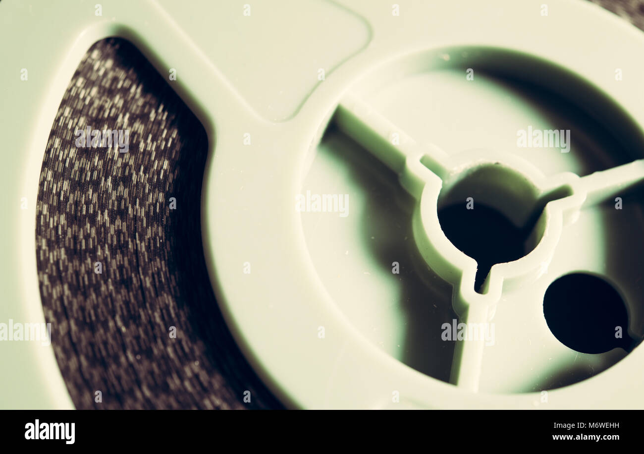 Macro extrême close up of light green film super 8 mm bobine de film chargé avec l'accent sélective Banque D'Images