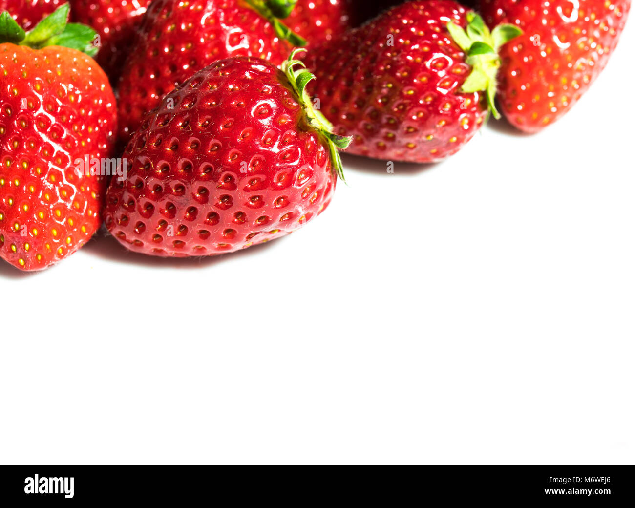 Frais et délicieux fruits fraise rouge avec feuille verte sur fond Banque D'Images