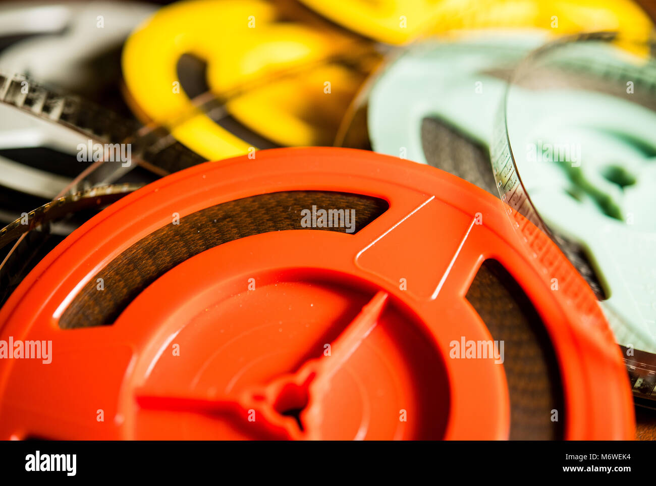 Des tas de bobines de film super 8 mm, rouge et jaune déroulé le rouleau de film et selective focus détail Banque D'Images