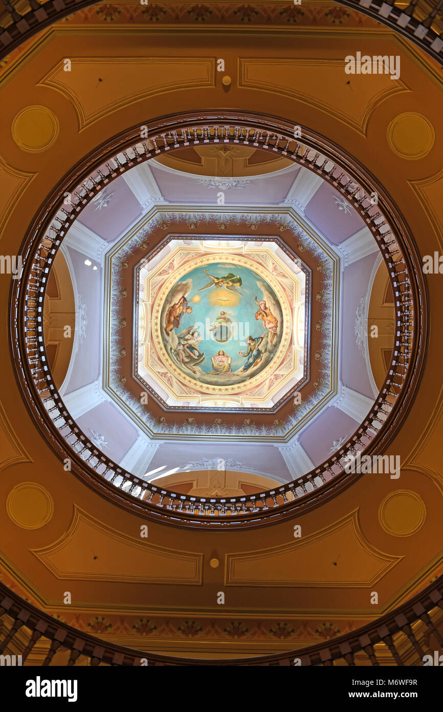 South Bend, IN, USA - Le 24 juin 2016 : de l'intérieur du dôme d'or de l'Université Notre Dame campus à South Bend, Indiana. Banque D'Images