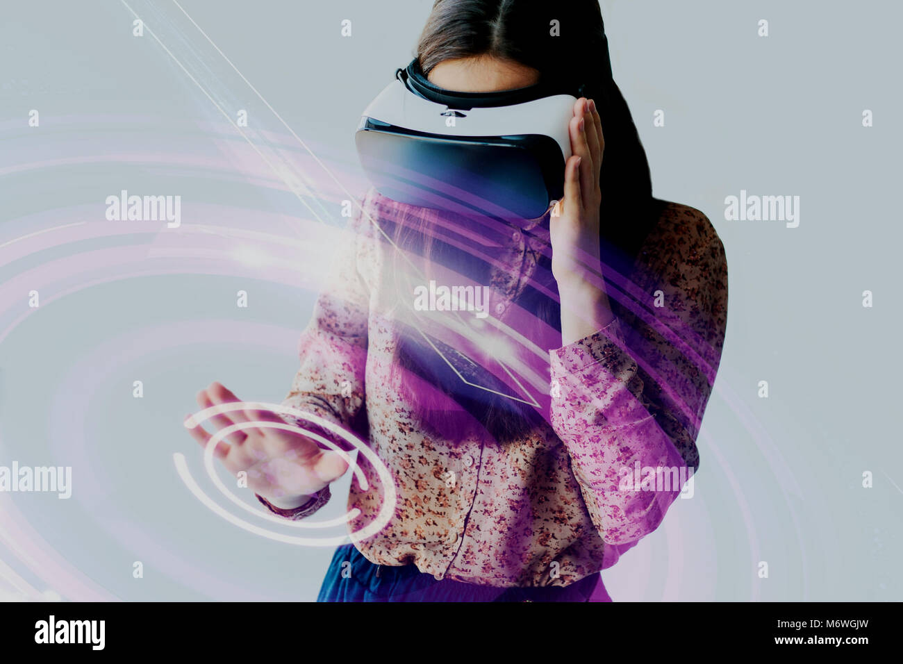 La femme avec des lunettes de réalité virtuelle. La future technologie concept. La technologie de l'imagerie moderne Banque D'Images