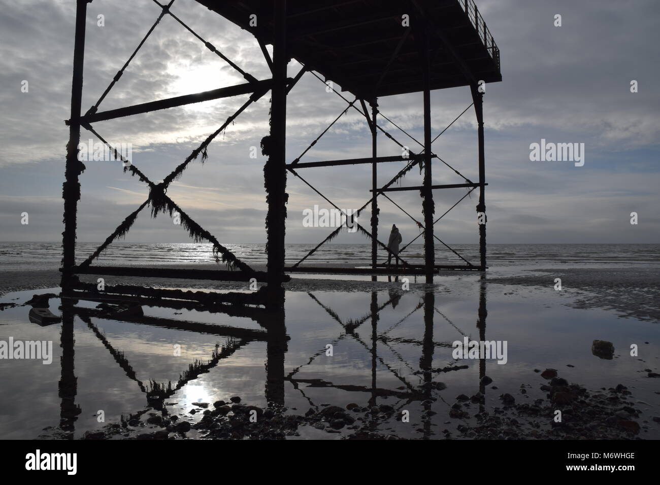 Réflexions : Tôt le matin à pied le long de la rive au-delà de la fin de la jetée à marée basse, front de Bognor Regis et jetée victorienne, West Sussex, UK Banque D'Images