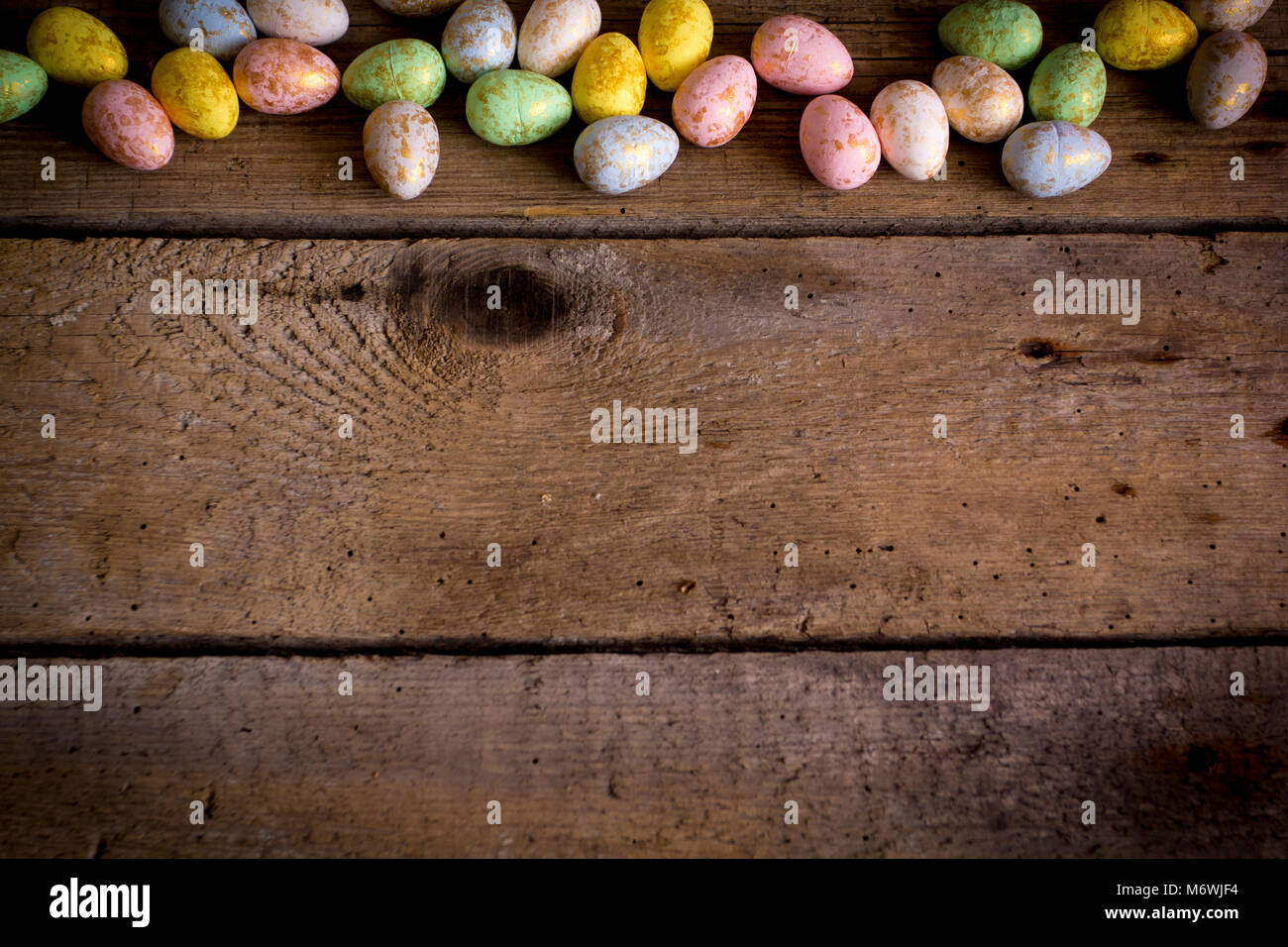 Les oeufs de Pâques sur table en bois. Copier l'espace. Vue d'en haut. Banque D'Images