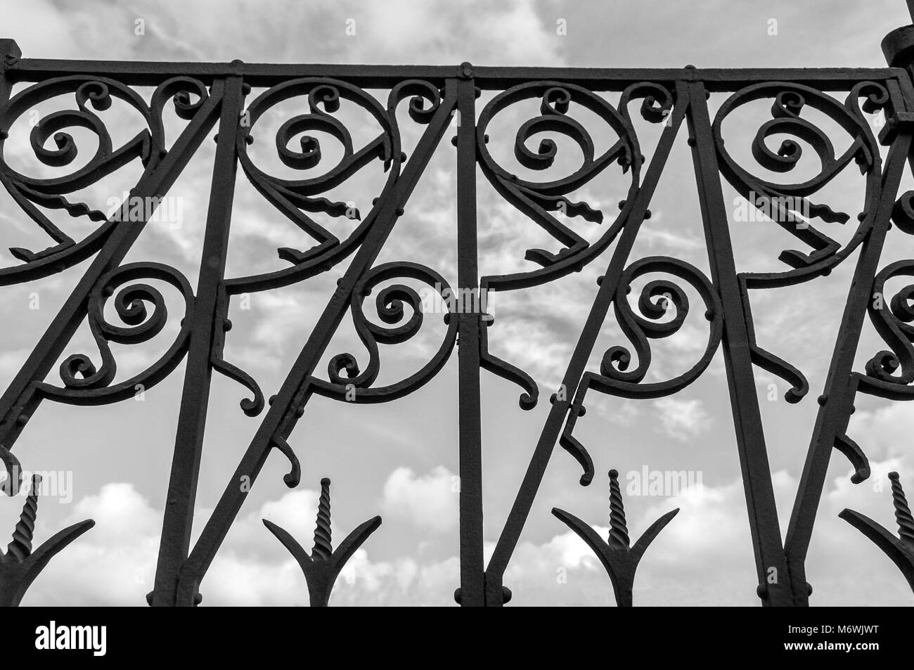 Vieille clôture rouillée contre un ciel nuageux ciel sombre Banque D'Images