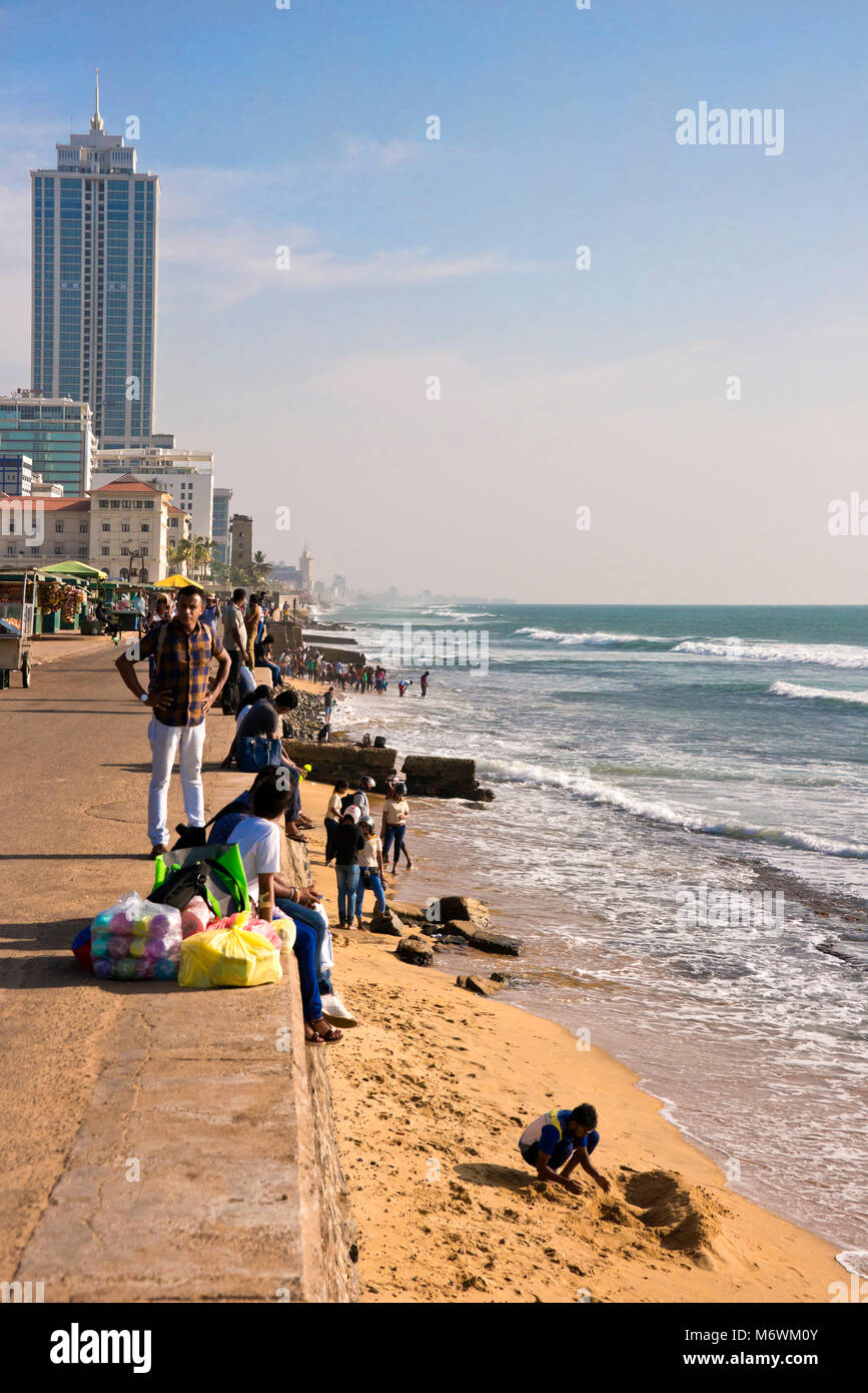 Vue verticale de personnes de vous détendre sur la plage de Galle Face à Colombo, Sri Lanka. Banque D'Images